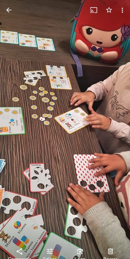 Juego con cartas en la ludoteca